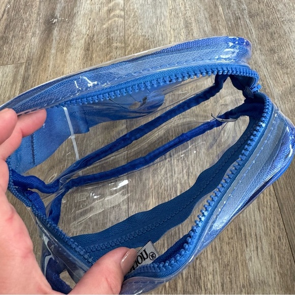 NWOT! Vacation Beauty Blue Clear Transparent Concert/Festival/Travel Fanny Pack - Picture 2 of 4